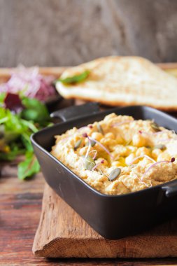 Klasik humus plaka ve pide ekmek maydanoz ile