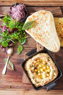 Klasik humus plaka ve pide ekmek maydanoz ile