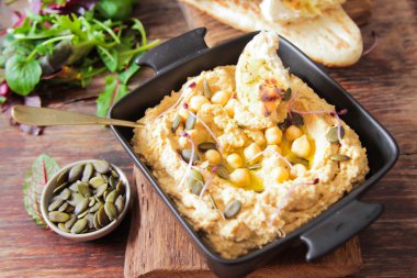 Klasik humus plaka ve pide ekmek maydanoz ile