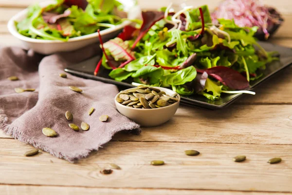 Зелений лист Салат з паростками смачна їжа для дієти — стокове фото