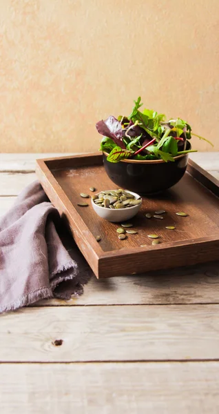Зеленый салат с капустой вкусная еда для диеты — стоковое фото