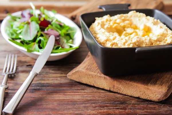 Hummus clásico con perejil en el plato y pan de pita — Foto de Stock