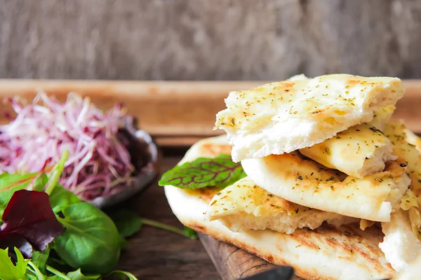 Klasik humus plaka ve pide ekmek maydanoz ile