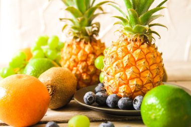 tropikal meyve, ananas, kivi, kırmızı portakal ve yaban mersini