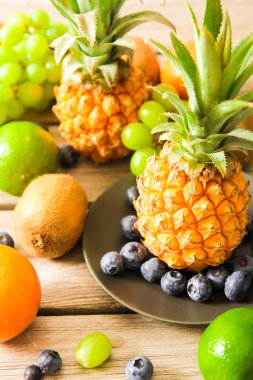 tropikal meyve, ananas, kivi, kırmızı portakal ve yaban mersini