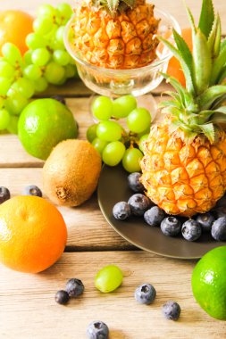 tropikal meyve, ananas, kivi, kırmızı portakal ve yaban mersini