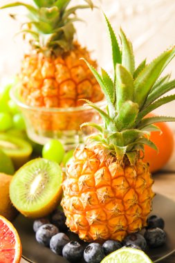 tropikal meyve, ananas, kivi, kırmızı portakal ve yaban mersini