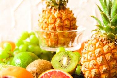 tropikal meyve, ananas, kivi, kırmızı portakal ve yaban mersini