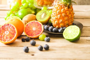 tropikal meyve, ananas, kivi, kırmızı portakal ve yaban mersini