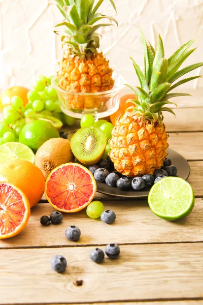 Trópusi gyümölcs, ananász, kiwi, piros-narancs és áfonya — Stock Fotó