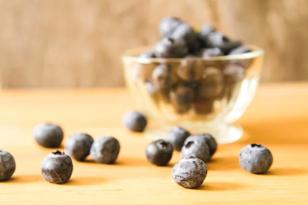 Blaubeeren in einer Glasschüssel mit französischen — Stockfoto