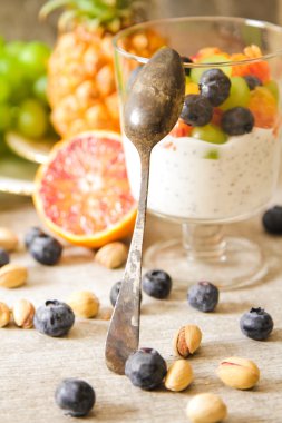 kırmızı portakal, yaban mersini ve antep fıstığı ile yoğurt chia tohum