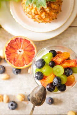 kırmızı portakal, yaban mersini ve antep fıstığı ile yoğurt chia tohum