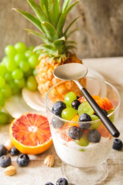 kırmızı portakal, yaban mersini ve antep fıstığı ile yoğurt chia tohum