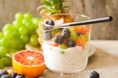 kırmızı portakal, yaban mersini ve antep fıstığı ile yoğurt chia tohum