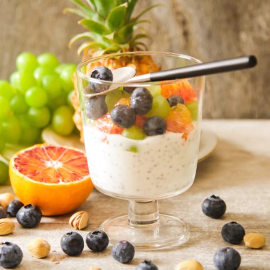 kırmızı portakal, yaban mersini ve antep fıstığı ile yoğurt chia tohum