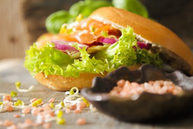 simit somon ve germinated pembe tuz lahanası