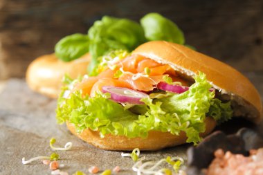 simit somon ve germinated pembe tuz lahanası