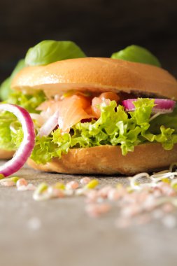 simit somon ve germinated pembe tuz lahanası