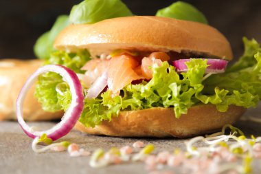 simit somon ve germinated pembe tuz lahanası