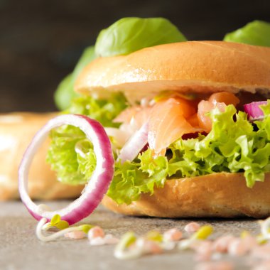 simit somon ve germinated pembe tuz lahanası