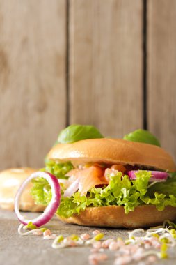 simit somon ve germinated pembe tuz lahanası