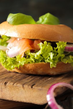 simit somon ve germinated pembe tuz lahanası