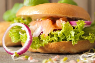 simit somon ve germinated pembe tuz lahanası