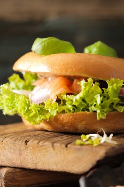 simit somon ve germinated pembe tuz lahanası