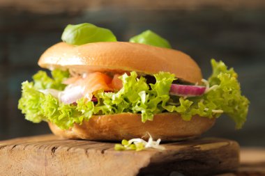 simit somon ve germinated pembe tuz lahanası