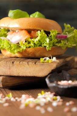 simit somon ve germinated pembe tuz lahanası