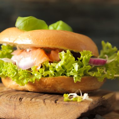 simit somon ve germinated pembe tuz lahanası