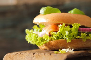 simit somon ve germinated pembe tuz lahanası