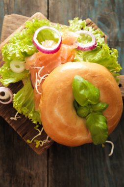 simit somon ve germinated pembe tuz lahanası