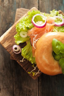 simit somon ve germinated pembe tuz lahanası