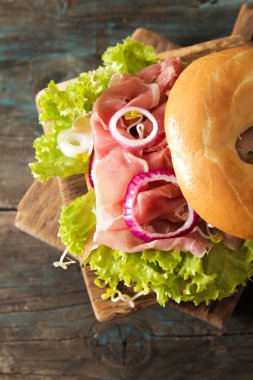 simit pastırma ve Brüksel lahanası filizi ile