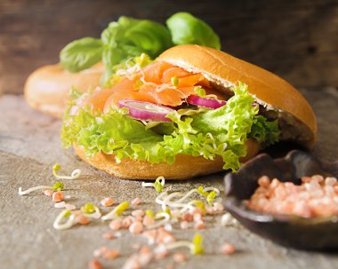 simit somon ve germinated pembe tuz lahanası