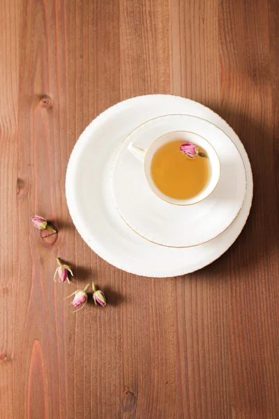 Taza de té vintage con capullos de rosa, sobre fondo marrón —  Fotos de Stock