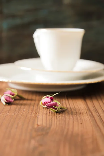 Vintage Tasse Tee mit Rosenblüten, auf braunem Hintergrund — Stockfoto