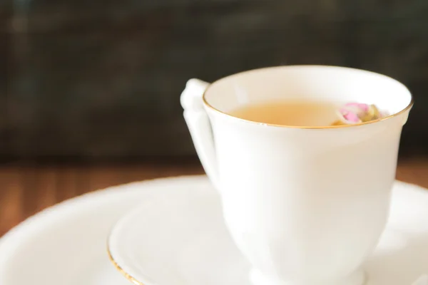 Vintage kopp te med rosenknoppar, på brun bakgrund — Stockfoto