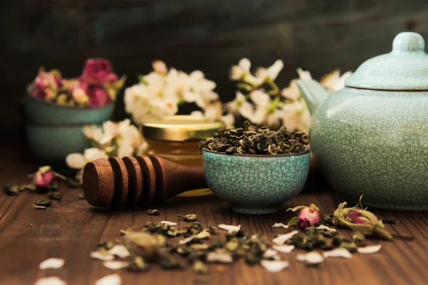 Chińska herbata zestaw z niebieskie kwiaty róż i zieleń, z hon — Zdjęcie stockowe