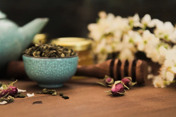 Chinesischer Tee-Set mit blauen Rosenblüten und grünem Tee mit Honig — Stockfoto