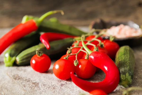 Calabacín pequeño con tomates y sal de chile — Foto de Stock