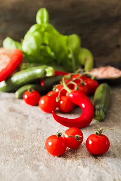 Small zucchini with tomatoes and chili salt — Stock Photo, Image