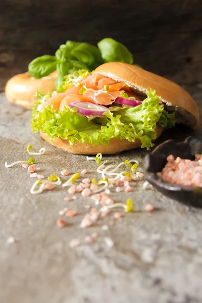 Bagel con salmón y brotes germinados sal rosa — Foto de Stock