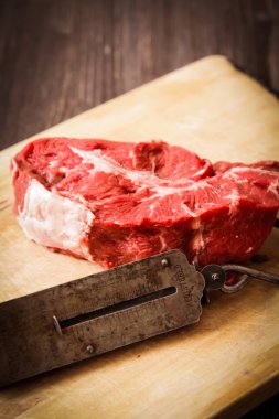 eski el ağırlıkları ile çiğ et parçası