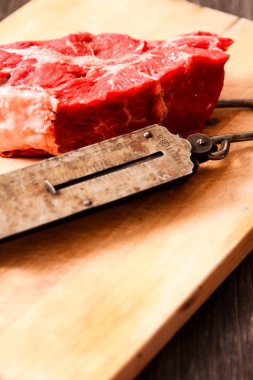 eski el ağırlıkları ile çiğ et parçası