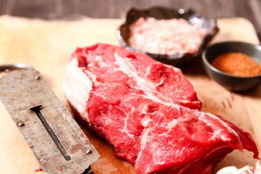 eski el ağırlıkları ile çiğ et parçası