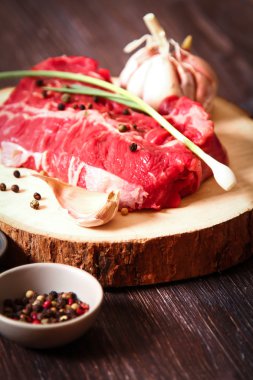 otlar ve zeytinyağı ile çiğ et parçası