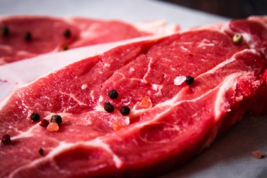 biber ile beyaz kağıt üzerinde çiğ et parçası